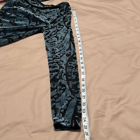 Simply Vera SzS blue velvet & sheer black burnout long sleeve flowy top EUC - Picture 8 of 8